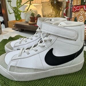 Nike girl’s White and Black High-top sneakers